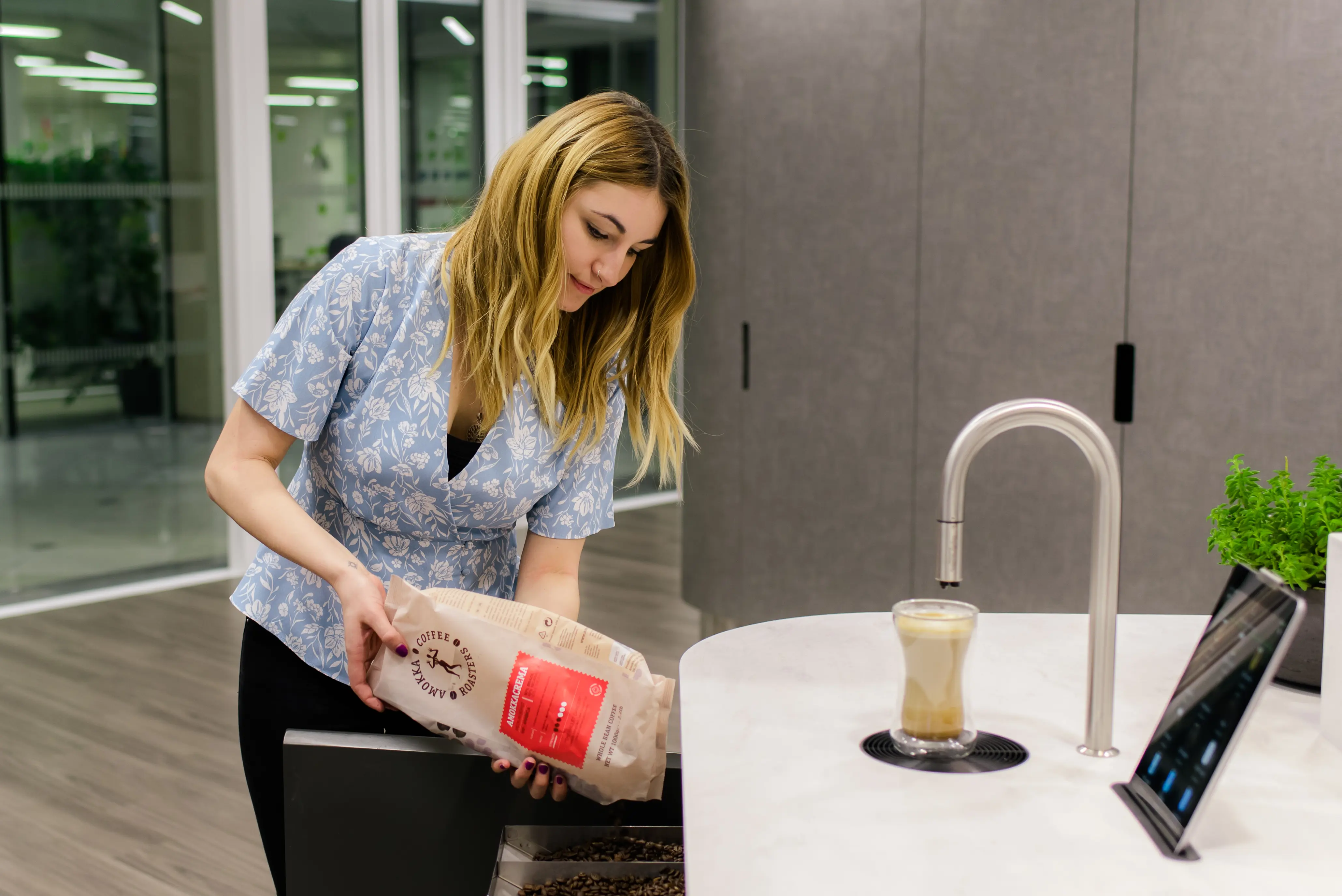 Pouring Amokka Crema beans into TopBrewer